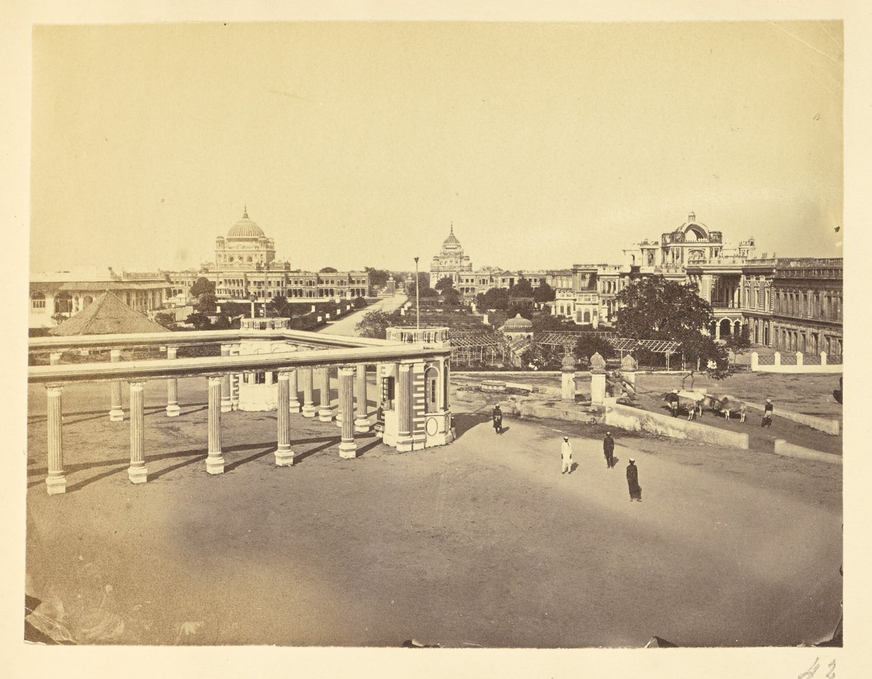 [Colonne scanalate e cortile del Kaiserbagh, Lucknow]. da Unknown artist