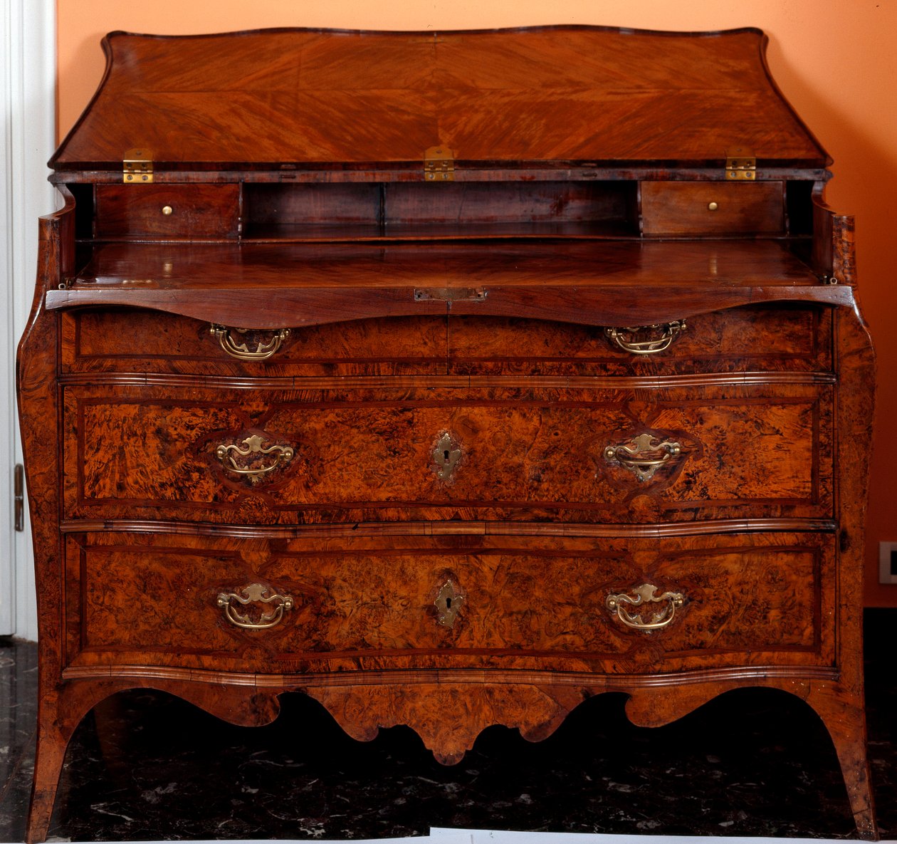 Mobili: cassettone in legno di cedro. Circa 1735-1745. Collezione privata da Unknown artist