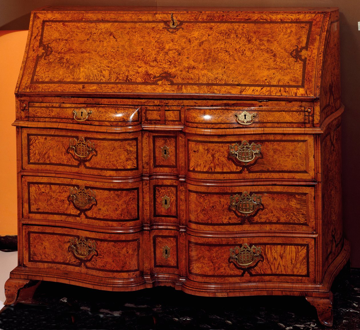 Arredamento: scrivania in legno di cedro. Circa 1734-1740. Dim. 111x127x61 cm Collezione privata da Unknown artist