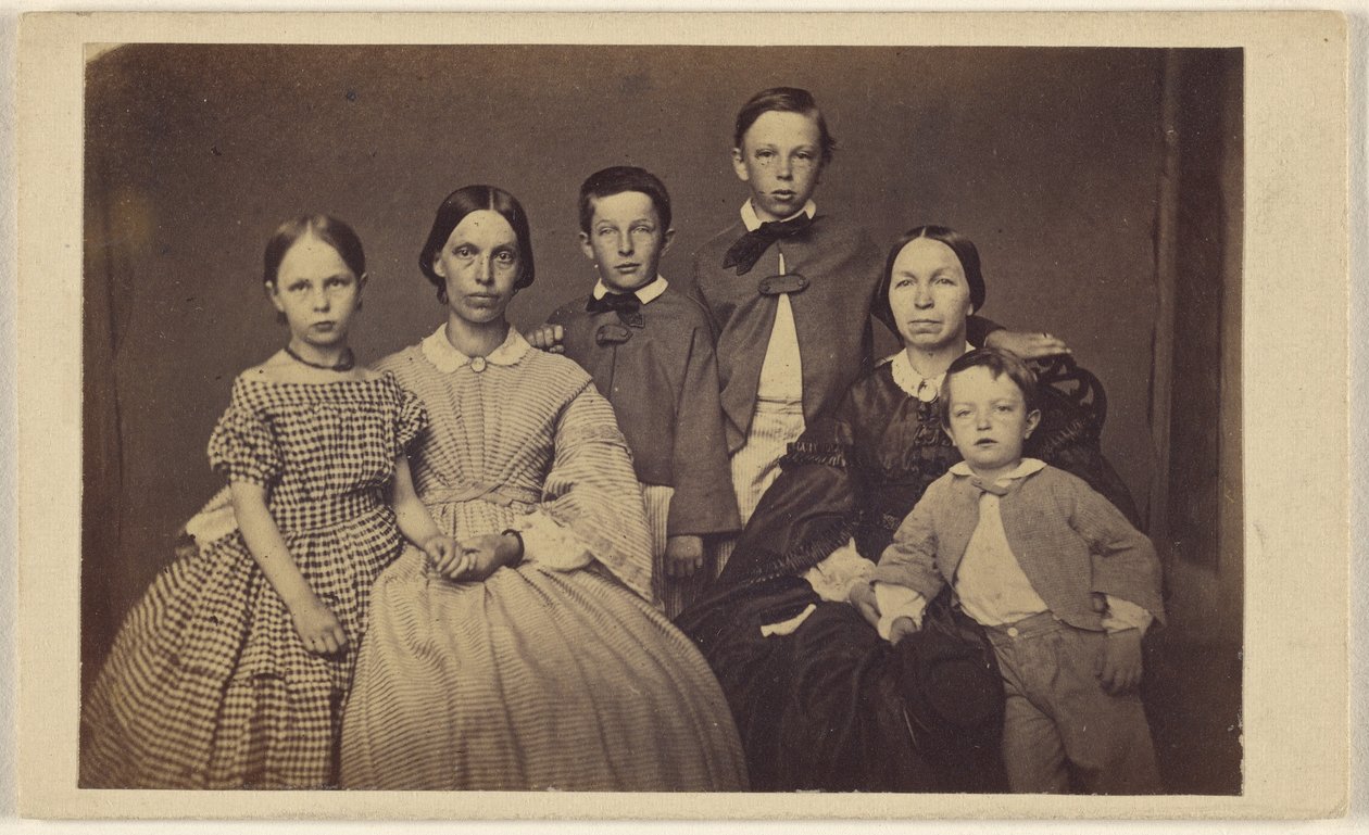 [Ritratto di famiglia di gruppo, due donne e quattro bambini]. da Unknown artist