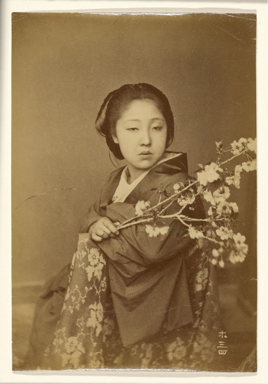 [Donna giapponese che tiene in mano un ramo di pruno in fiore]. da Unknown artist