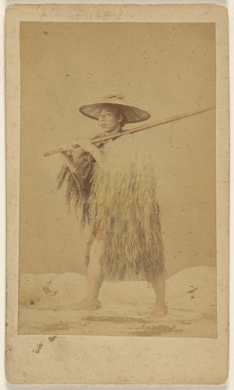 [Uomo giapponese con mantello e cappello di paglia per la pioggia, porta un lungo palo] da Unknown artist