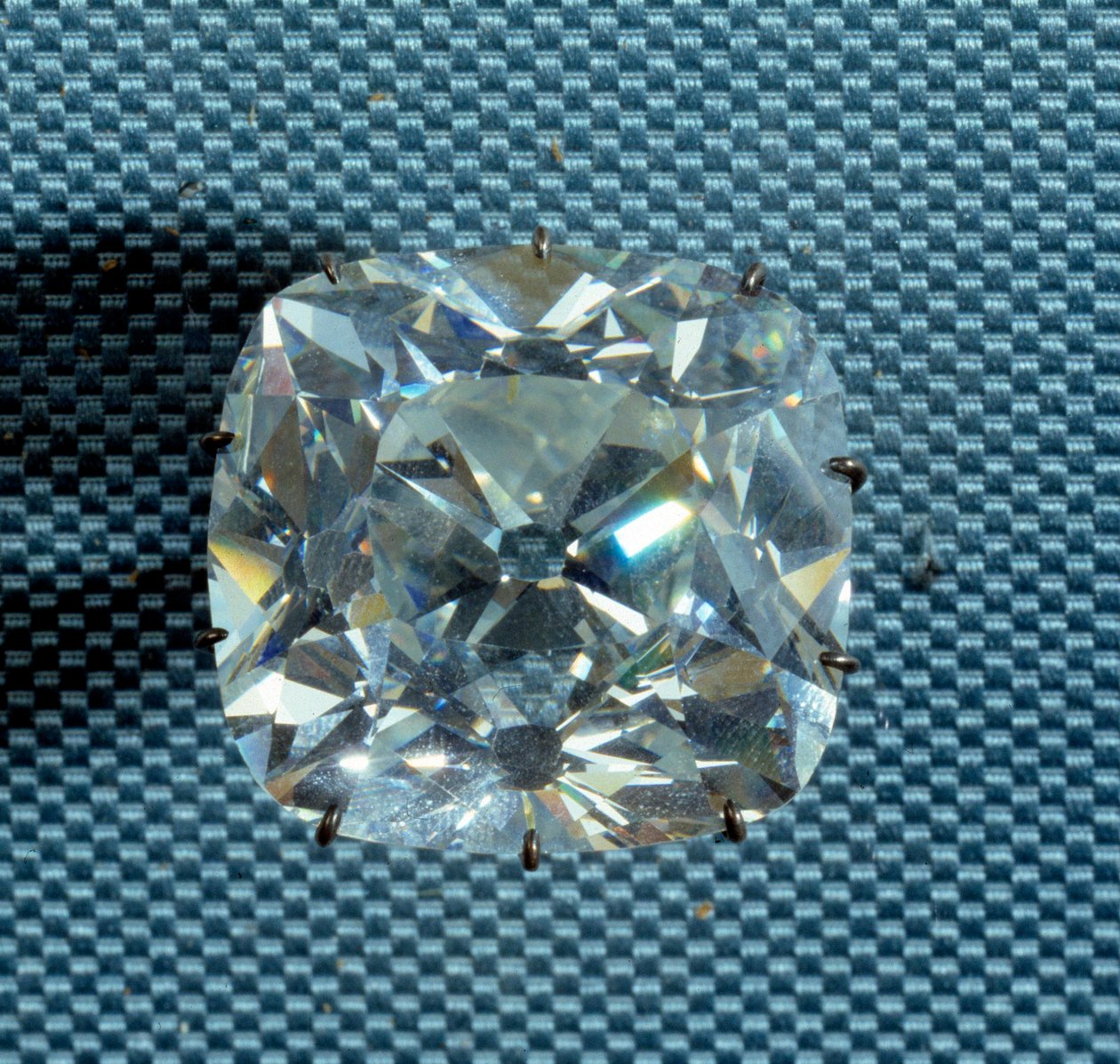 Gioiello: diamante noto come Le Regent, acquisito da Thomas Pitt, governatore del forte di Madras nel 1702, acquistato da Pitt dal reggente Filippo II Duca d