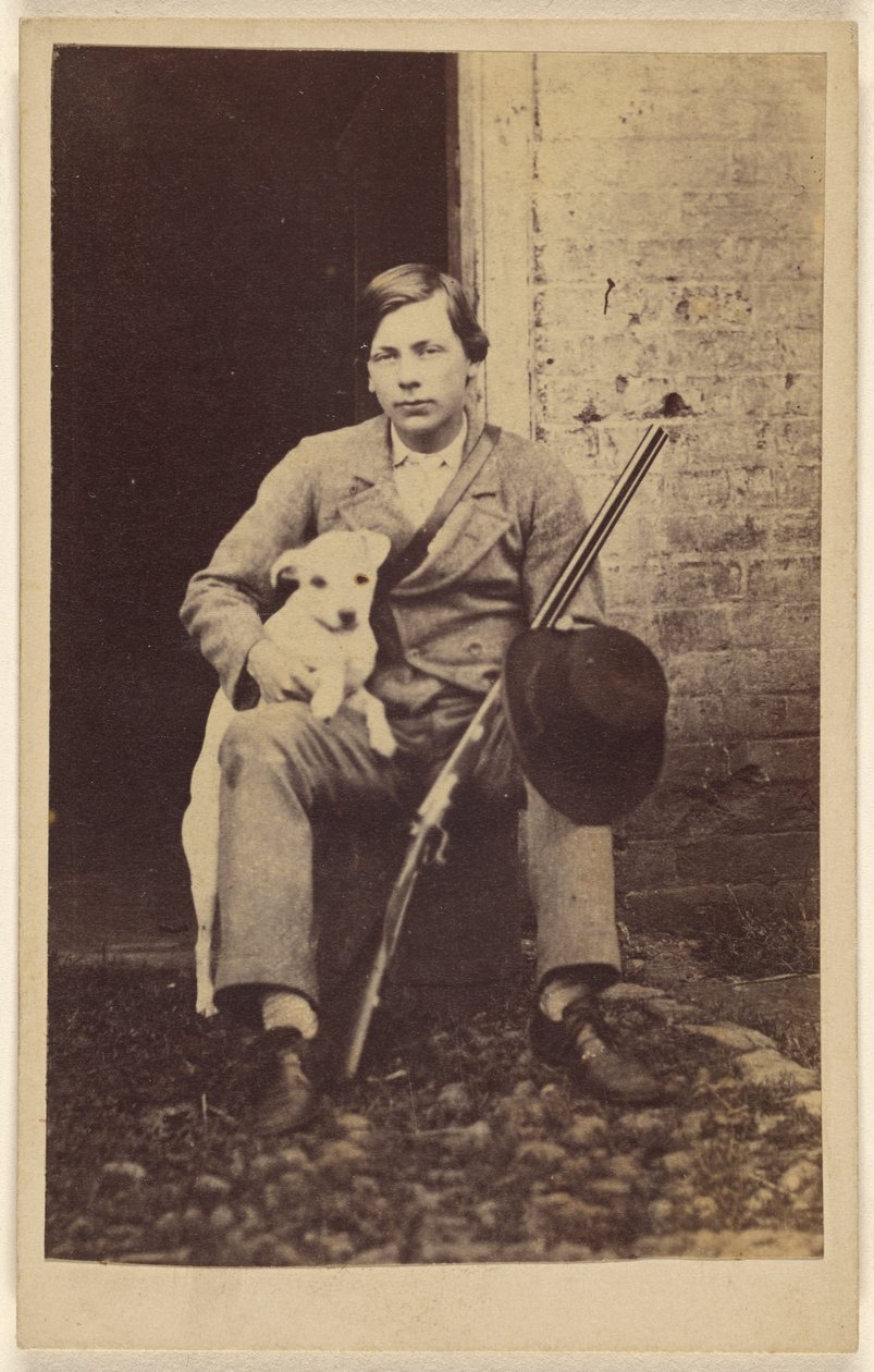 [Uomo seduto con un cane bianco, un fucile e un cappello appoggiato alla gamba]. da Unknown artist