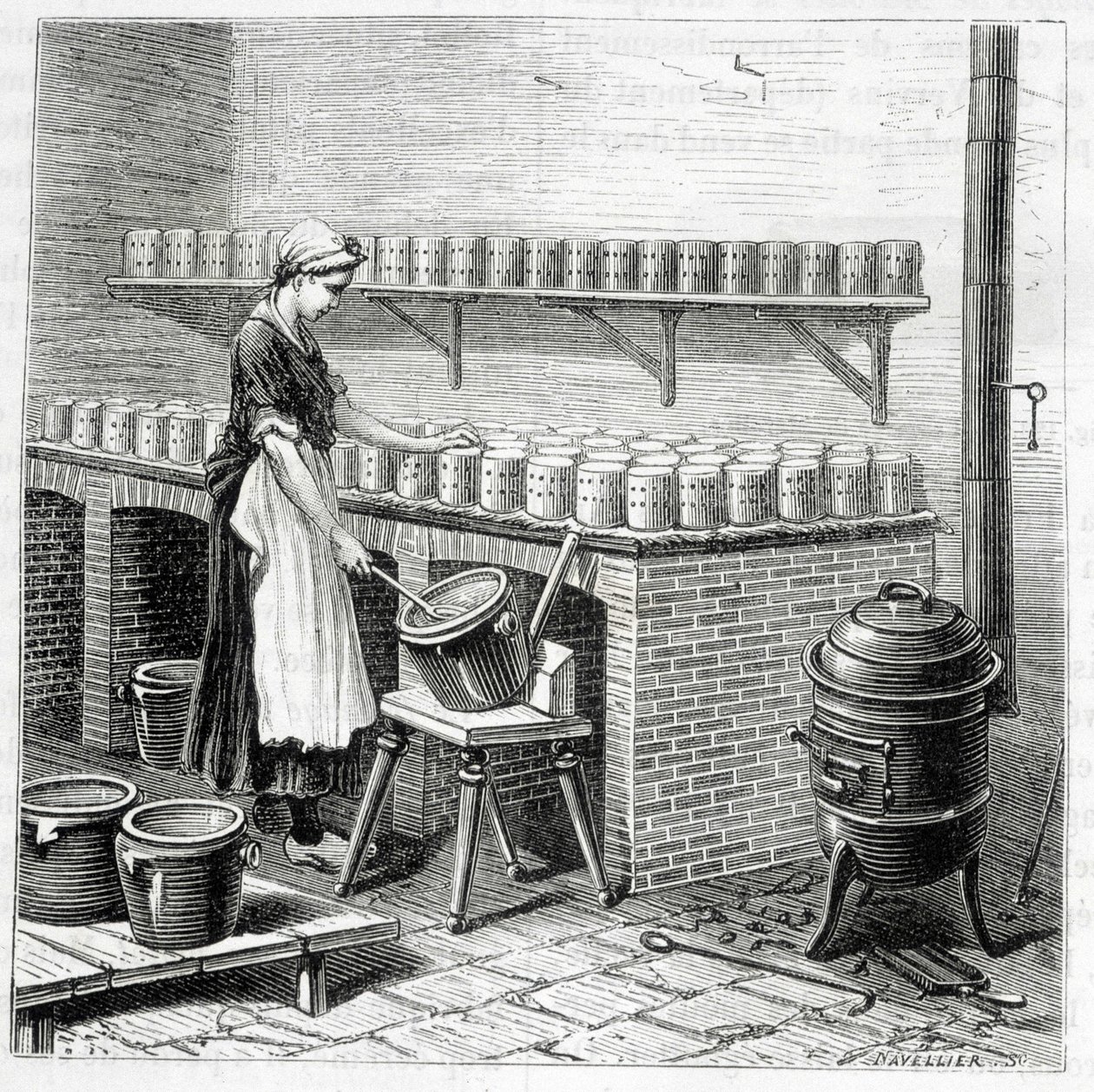 Produzione di formaggio camembert (la cagliata viene versata negli stampi) - in 