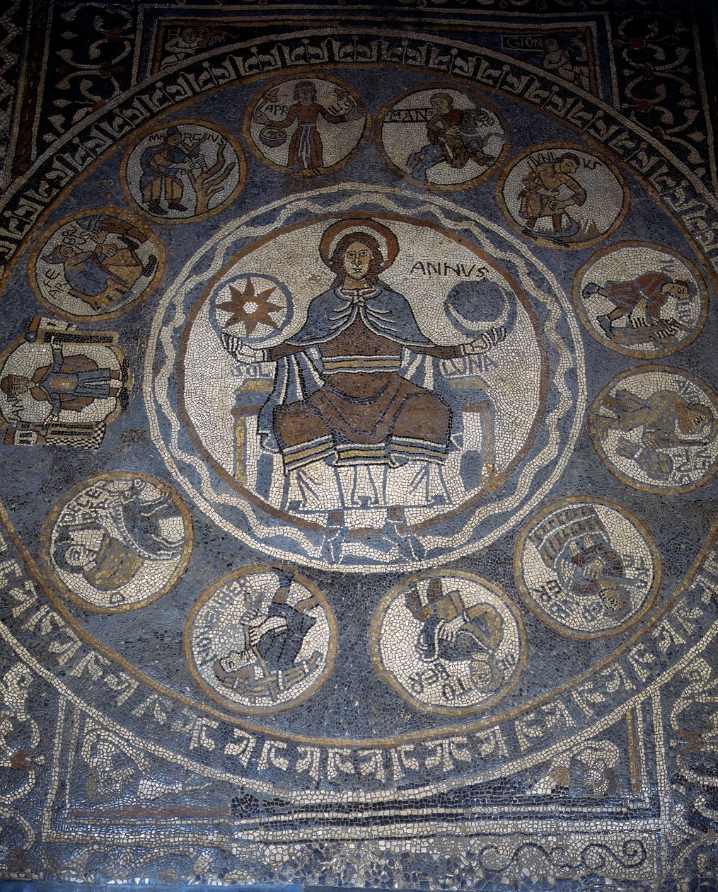 Pavimento a mosaico che raffigura i mesi dell