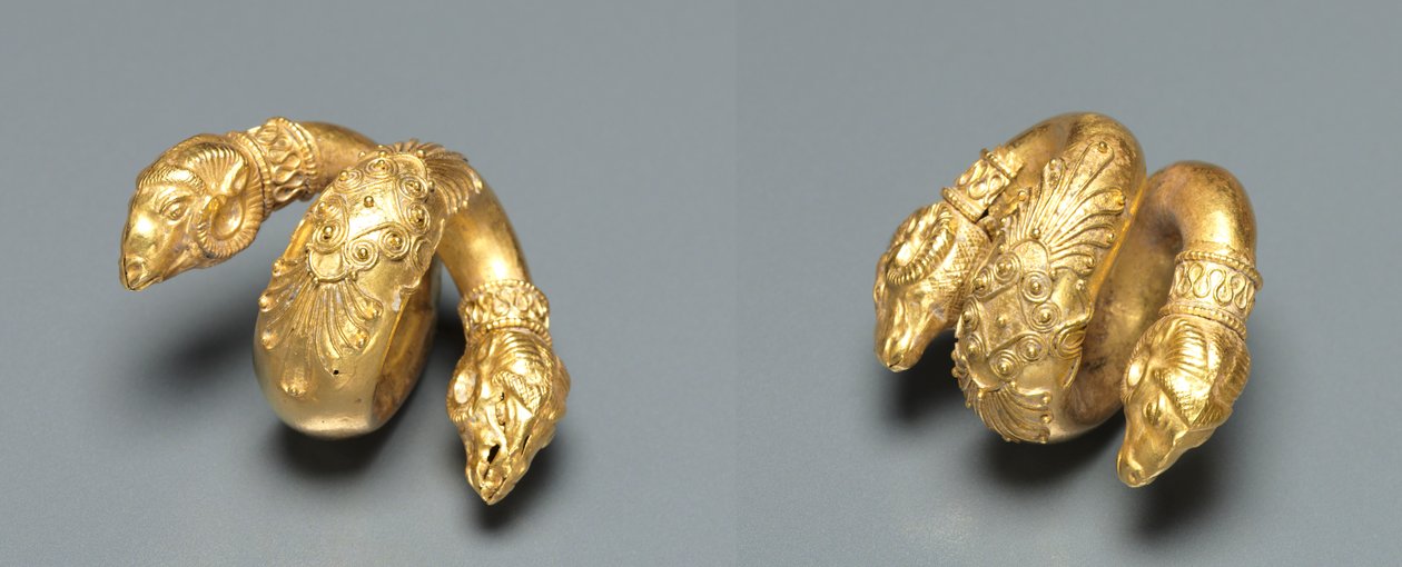 Coppia di Riccioli di Capelli con Testa di Ariete da Unknown artist
