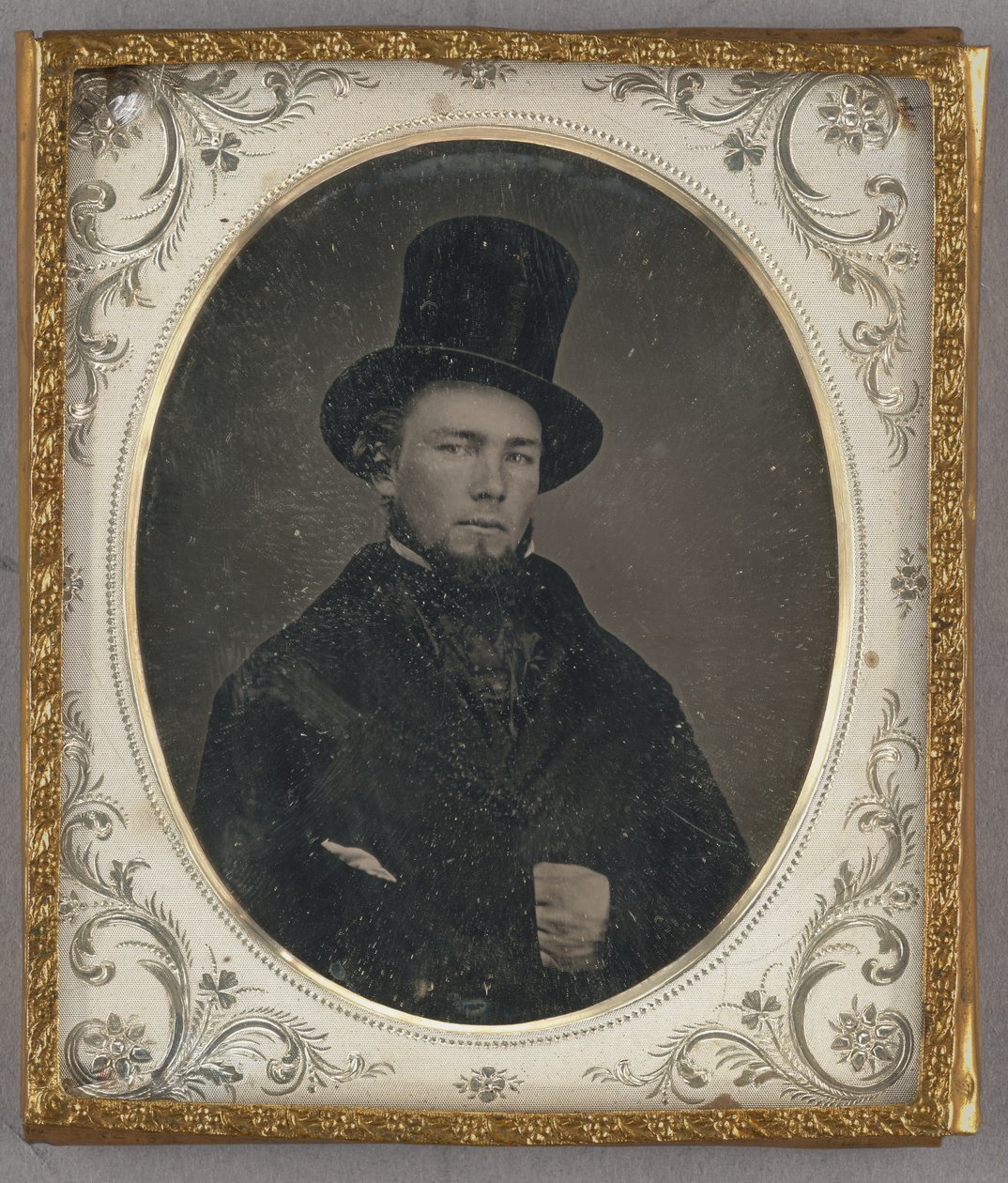 [Ritratto di uomo seduto con baffi e cappello a cilindro]. da Unknown artist