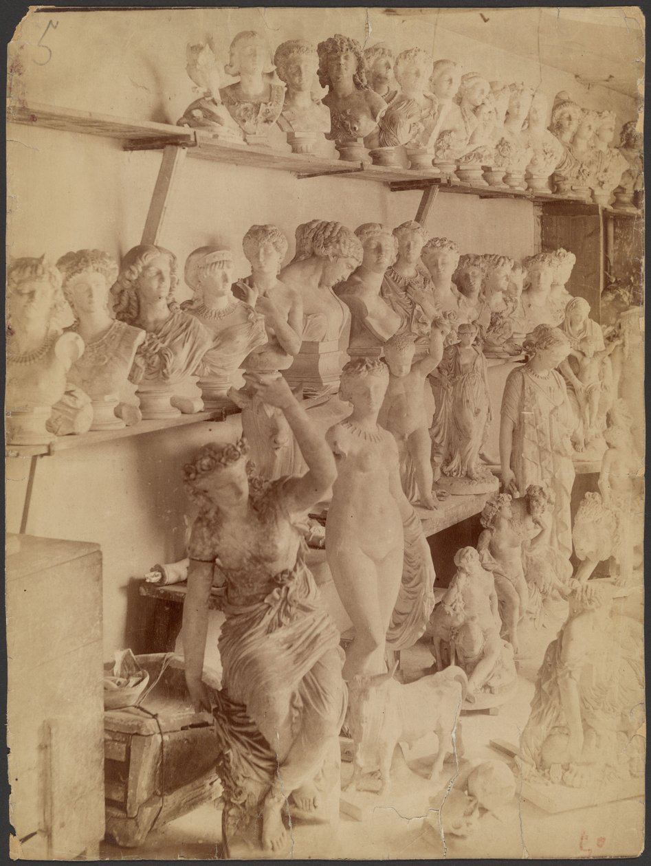 [Sala piena di busti e statue] da Unknown artist
