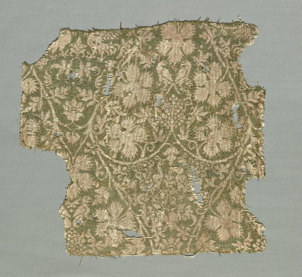 Frammento di seta con viti rampicanti, foglie di vite, uva e uccelli da Unknown artist