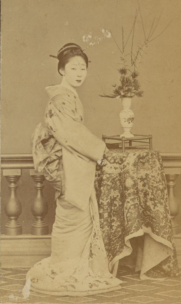 [Donna giapponese in piedi] da Unknown artist