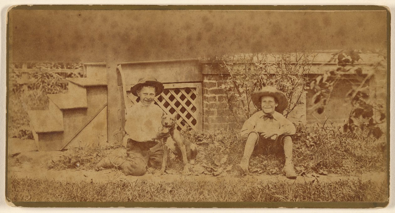 [Due ragazzi seduti a terra con un cane] da Unknown artist