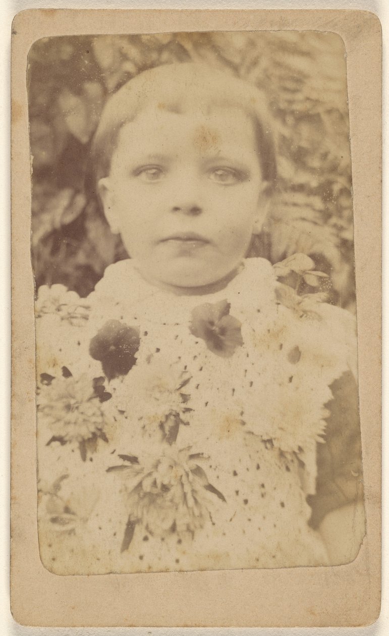 [Bambina non identificata che indossa un vestito a fiori] da Unknown artist