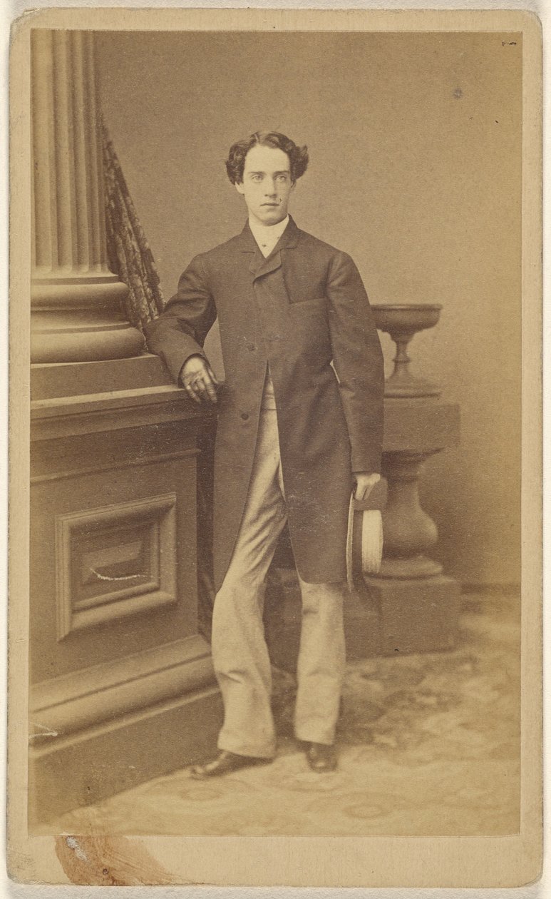[Uomo non identificato che indossa guanti e tiene un cappello di paglia nella mano sinistra, in piedi]. da Unknown artist