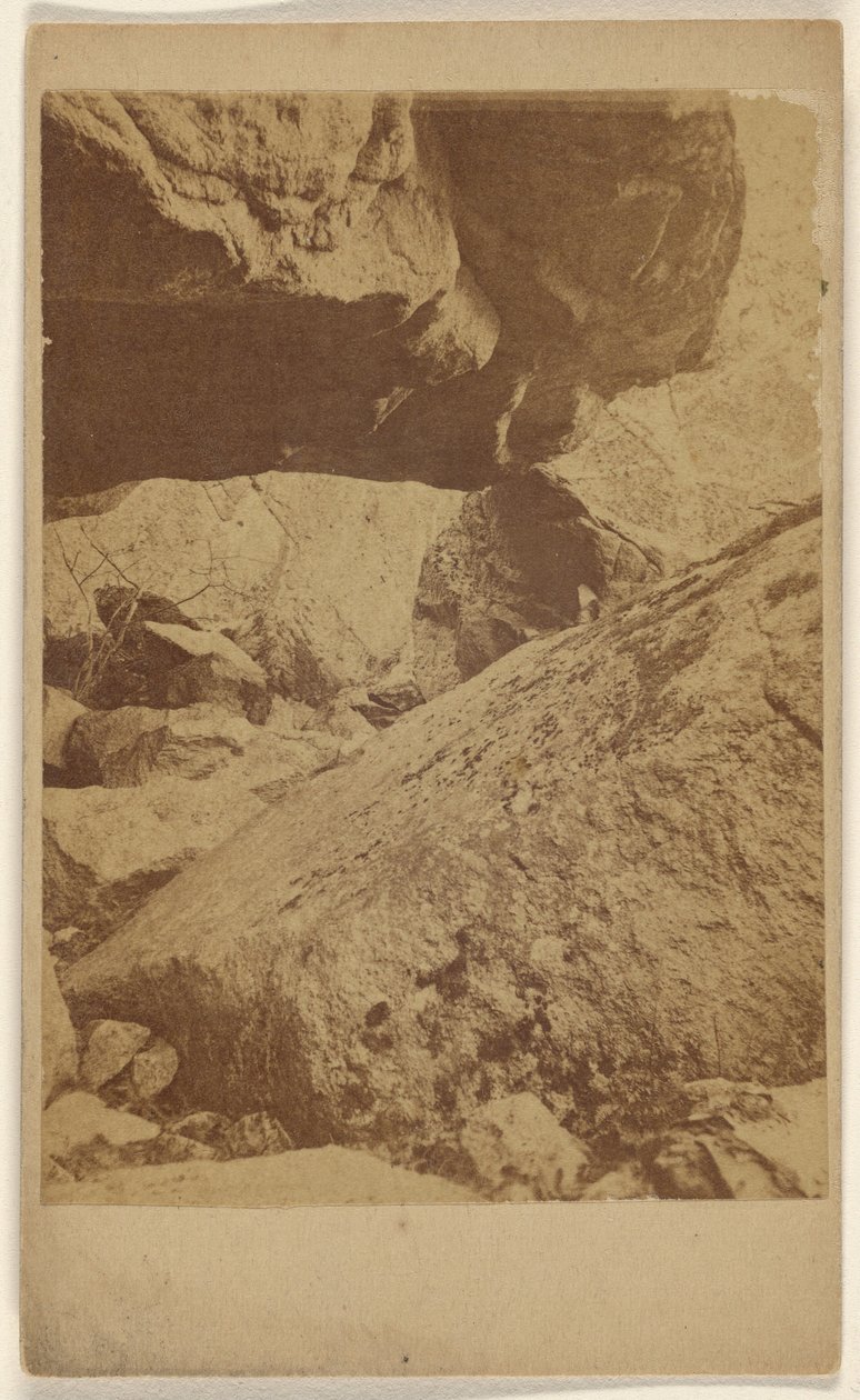 [Veduta non identificata di grandi rocce] da Unknown artist
