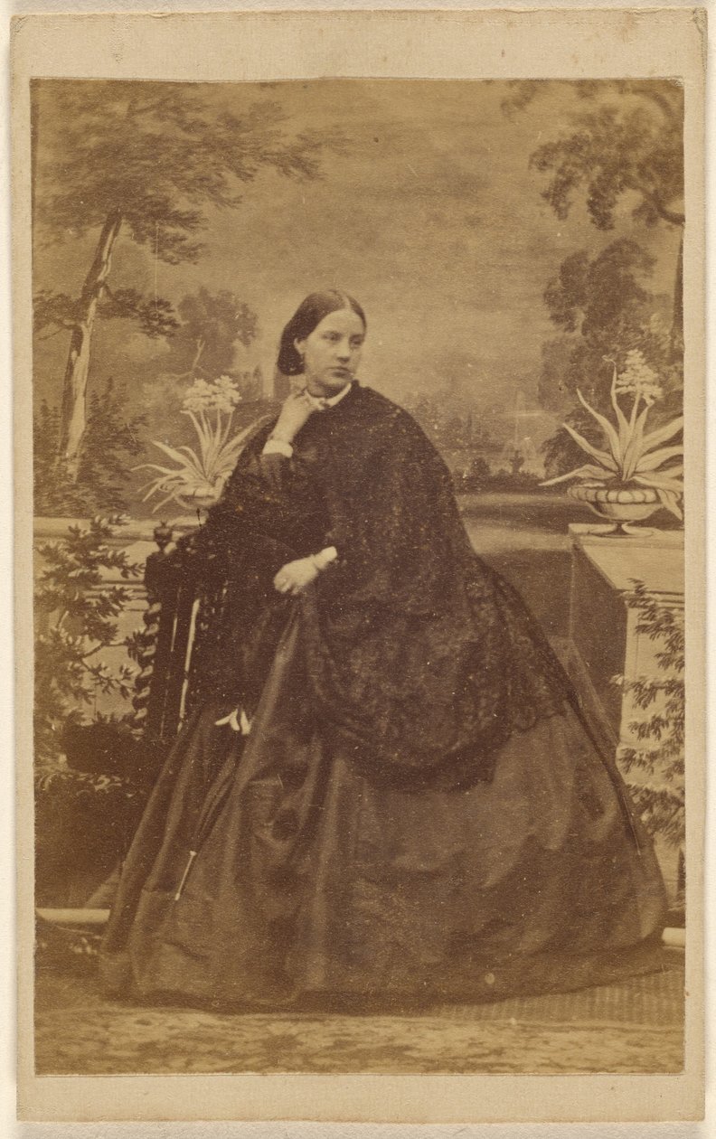 [Donna non identificata seduta, con la mano al colletto]. da Unknown artist