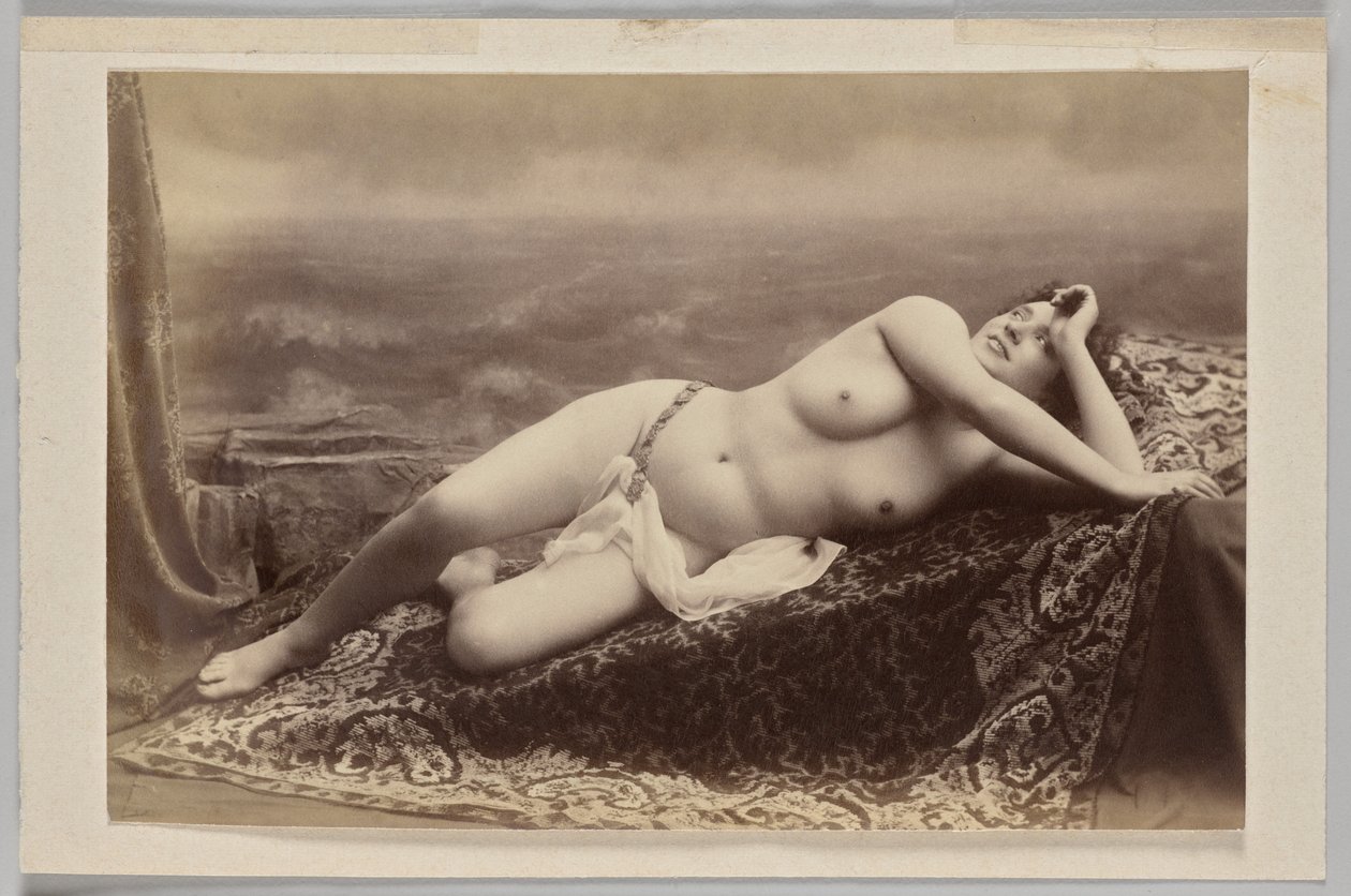 Senza titolo (nudo reclinato su un tappeto su uno sfondo dipinto di onde) da Unknown artist