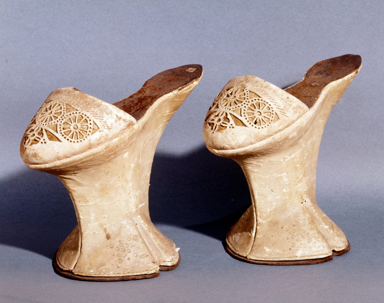 Moda veneziana: scarpe da donna con piattaforma. XVIII secolo da Unknown artist