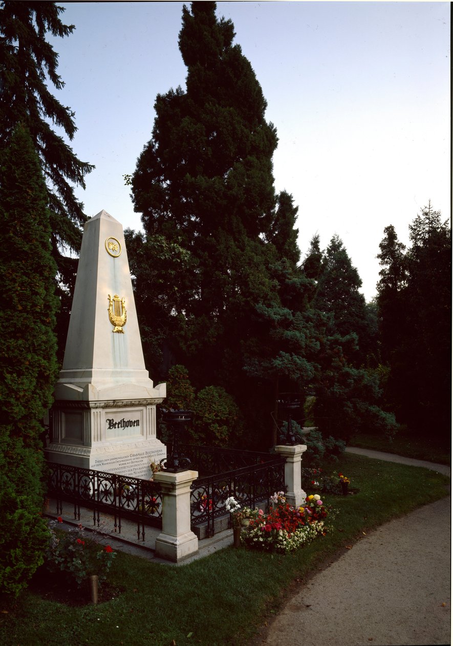 Vista della tomba del compositore tedesco Ludwig van Beethoven (1770 - 1827) al cimitero centrale di Vienna (Zentralfriedhof), Austria da Unknown artist