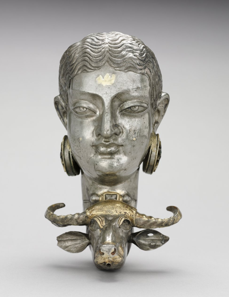 Donna e rhyton a forma di bufalo d