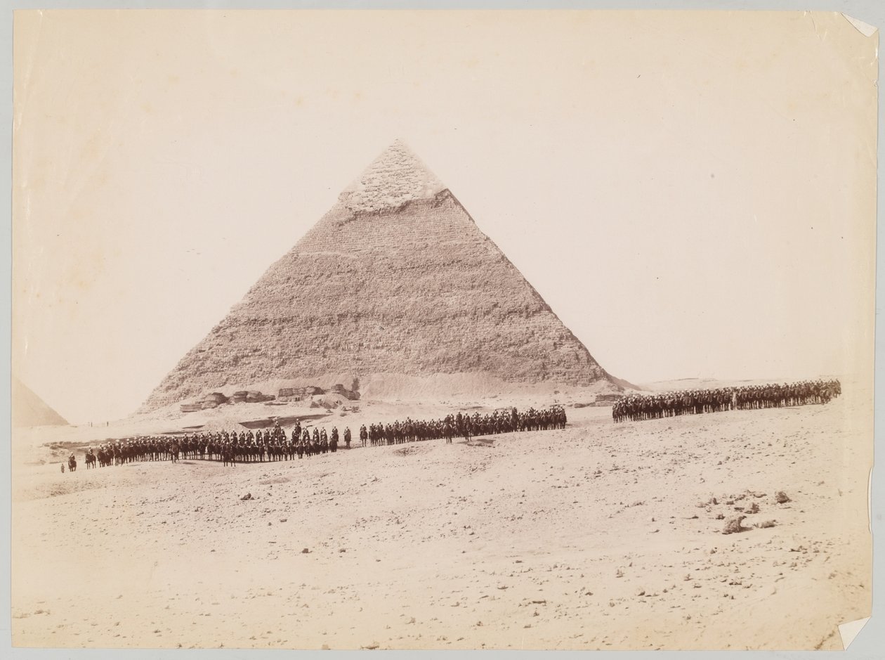 19° Ussari formati davanti a una piramide a Giza, Egitto, circa 1882 da Unknown