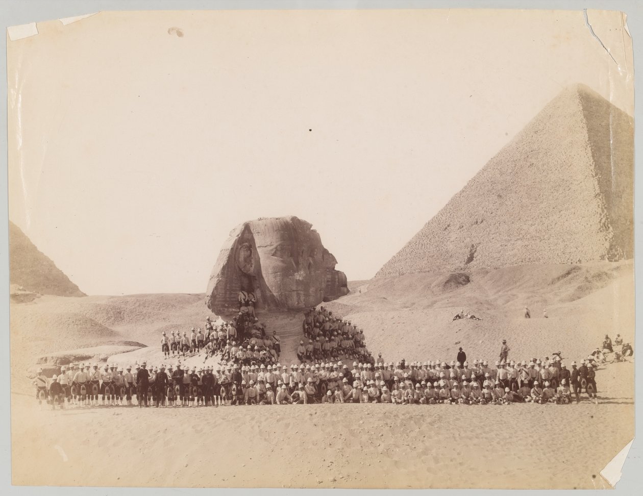 42° Highlanders davanti alla Sfinge a Giza, Egitto da Unknown photographer
