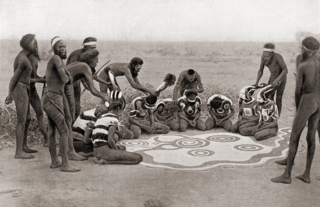 Una cerimonia totemica della Tribù Warramunga, Australia da Unknown photographer