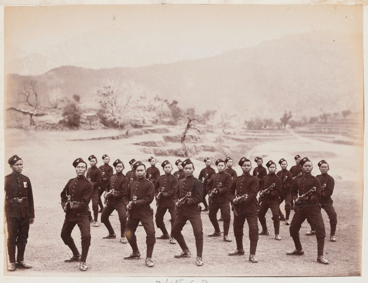 Un distaccamento del 4º Reggimento Gurkha (Fucilieri) da Unknown photographer