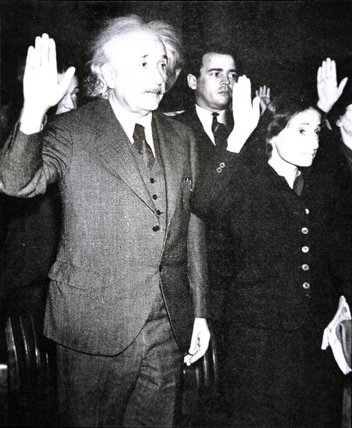 Albert Einstein con la sua figliastra Margot che presta giuramento di cittadinanza statunitense, New Jersey da Unknown photographer