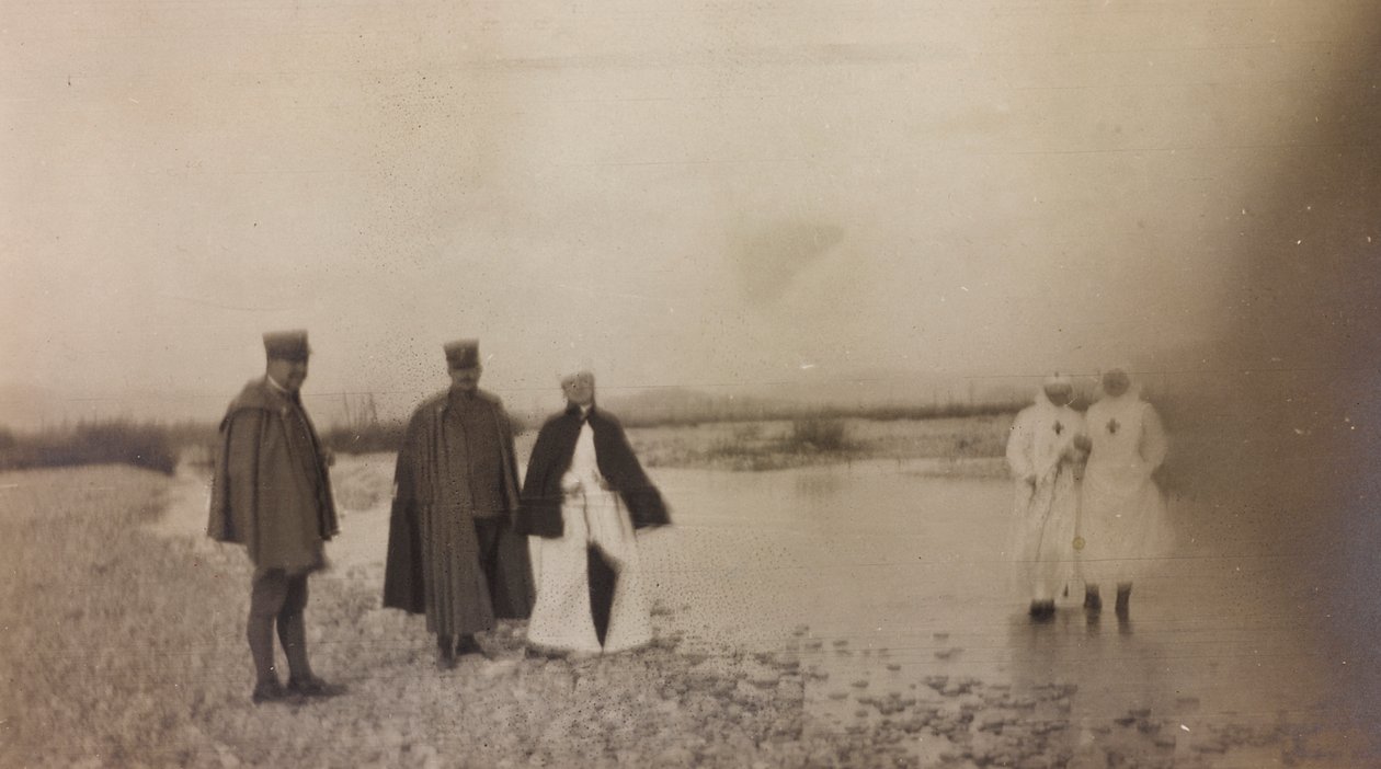 Album della Prima Guerra Mondiale in Friuli-Venezia Giulia: ufficiali e infermiere della Croce Rossa sul fiume Natisone da Unknown photographer