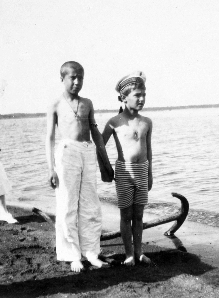 Aleksej lo zarevic mentre gioca sulla spiaggia a Livadija in Crimea da Unknown photographer