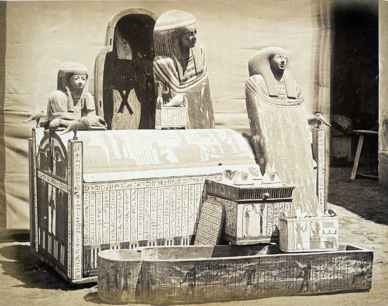 Statue archeologiche trovate in Egitto - nel "Album fotografico del 1° Museo del Cairo" fondato da Auguste Mariette Bey da Unknown photographer