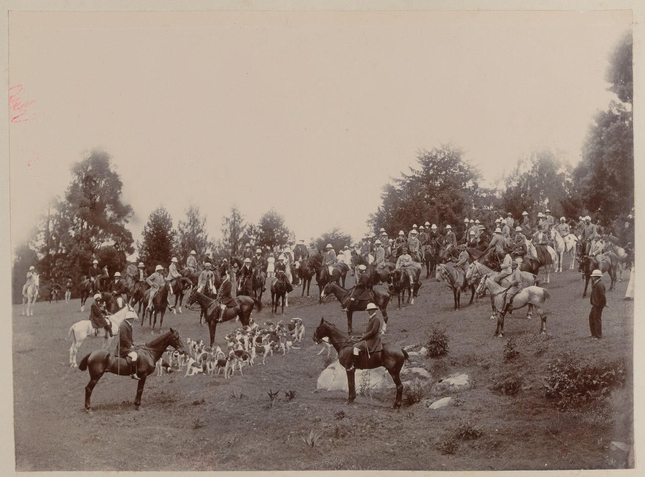 Cavalieri britannici e indiani a una riunione della Ootacamund Hunt da Unknown photographer