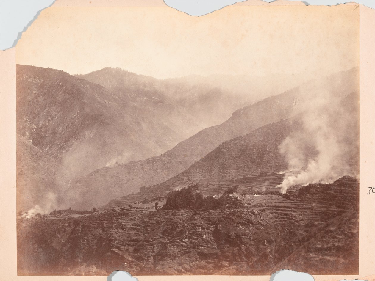 Villaggio in fiamme, spedizione del Black Mountain da Unknown photographer