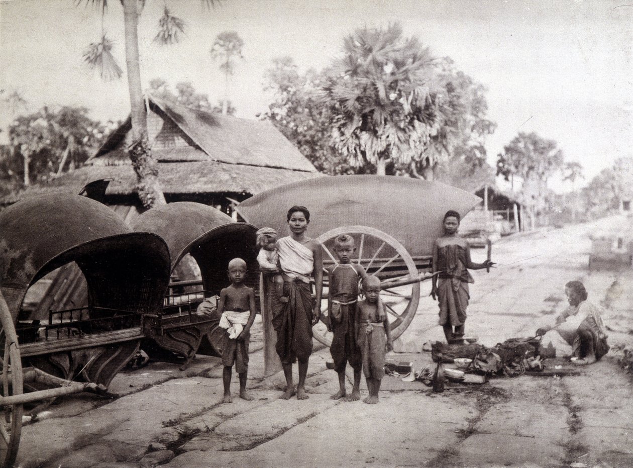 Cambogiani sulla strada di Angkor Vat da Unknown photographer