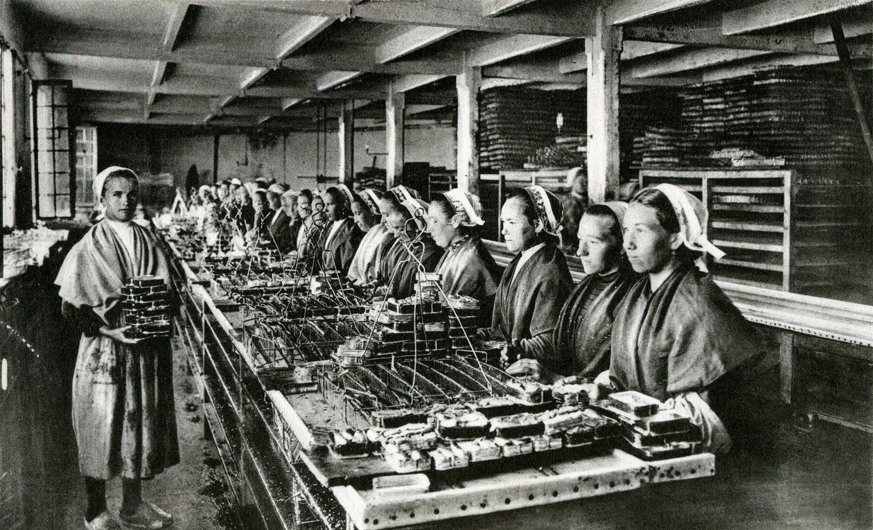 Inscatolamento di sardine, industria delle sardine, Finistère, Bretagna (foto b/n) da Unknown photographer