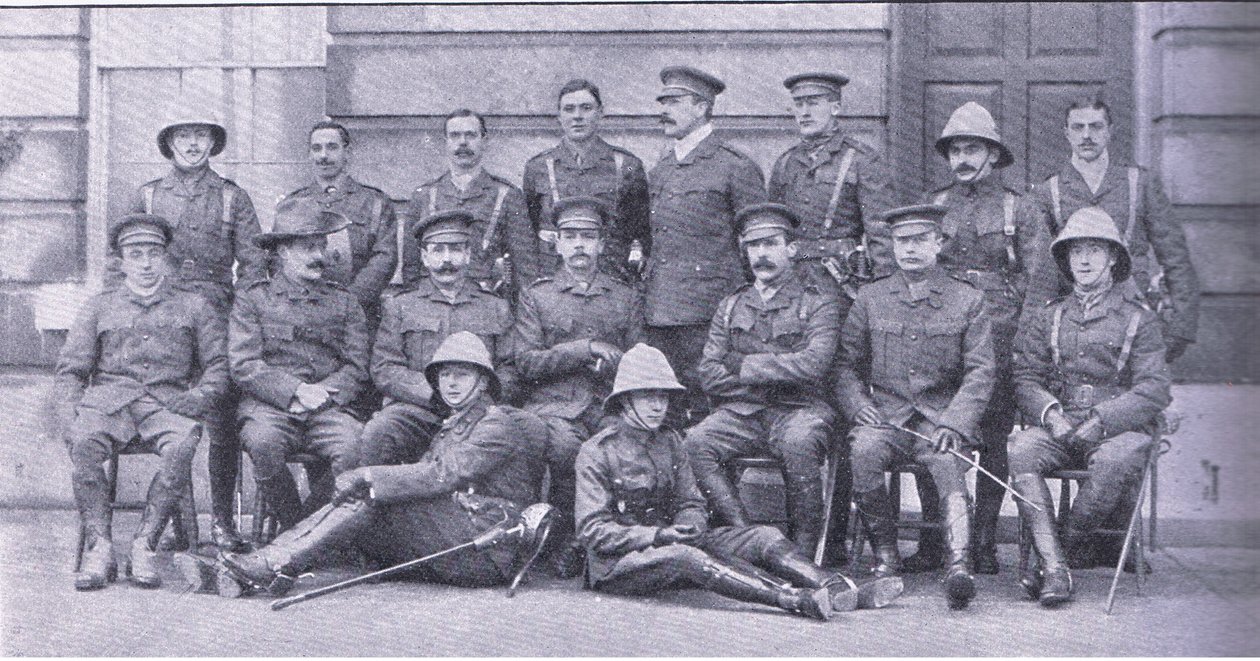Col Owen, Maggiore Boole-Smith e gli altri ufficiali delle Dragoon Guards, da After Pretoria: The Guerilla War pubblicato da Harmsworth Bros Limited da Unknown photographer