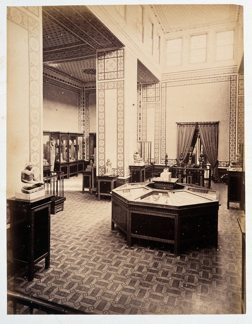 Sala espositiva - in "Album fotografico del 1° museo del Cairo" fondato da Auguste Mariette Bey da Unknown photographer