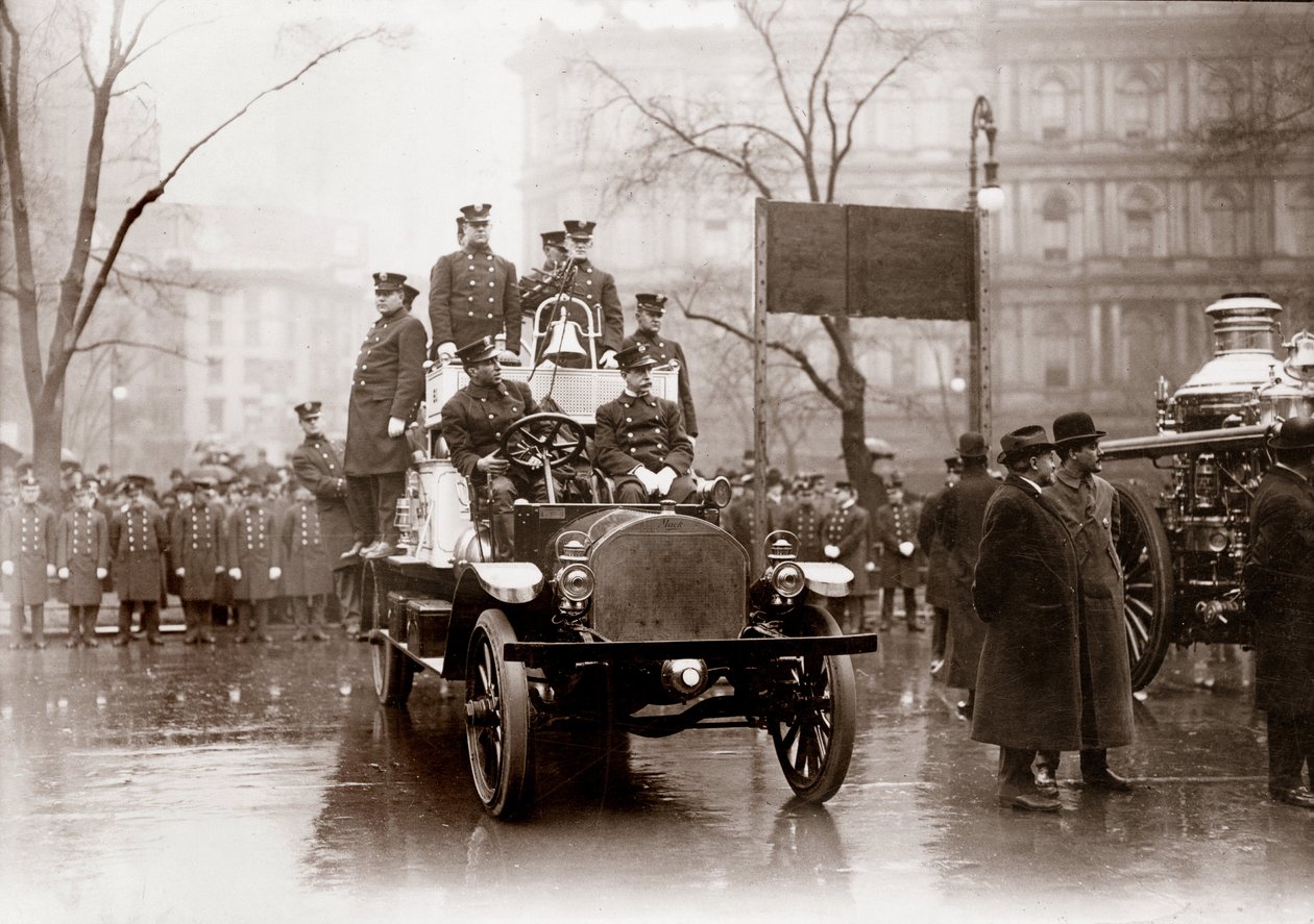 Vigili del fuoco equipaggiati con nuove pompe e veicoli, New York 1913. Fotografia da Unknown photographer
