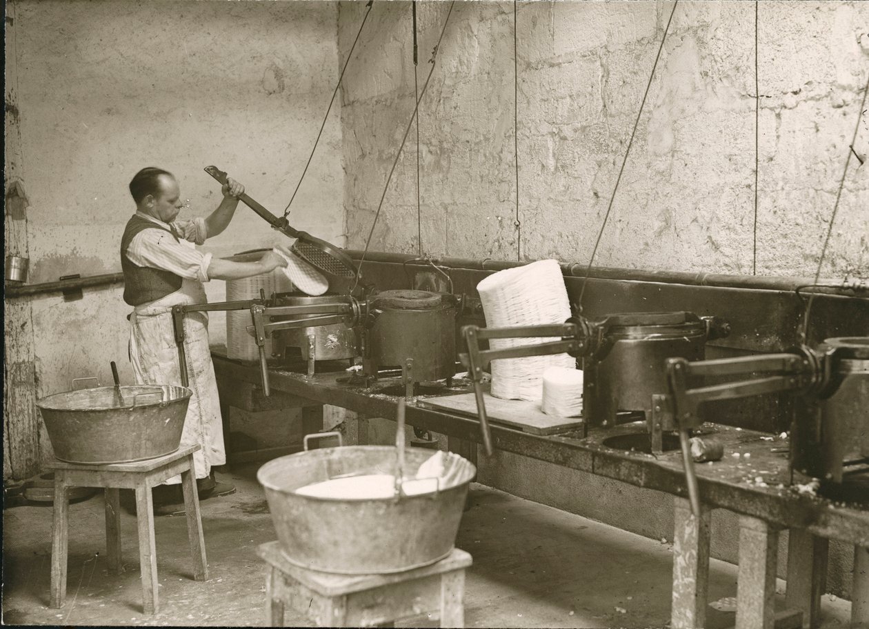 Francia, Centro, Indre-et-Loire (37), Tours: Laboratoire Metadier: un uomo prepara gli stampi per la fabbricazione delle tavolette di Kalmine da Unknown photographer