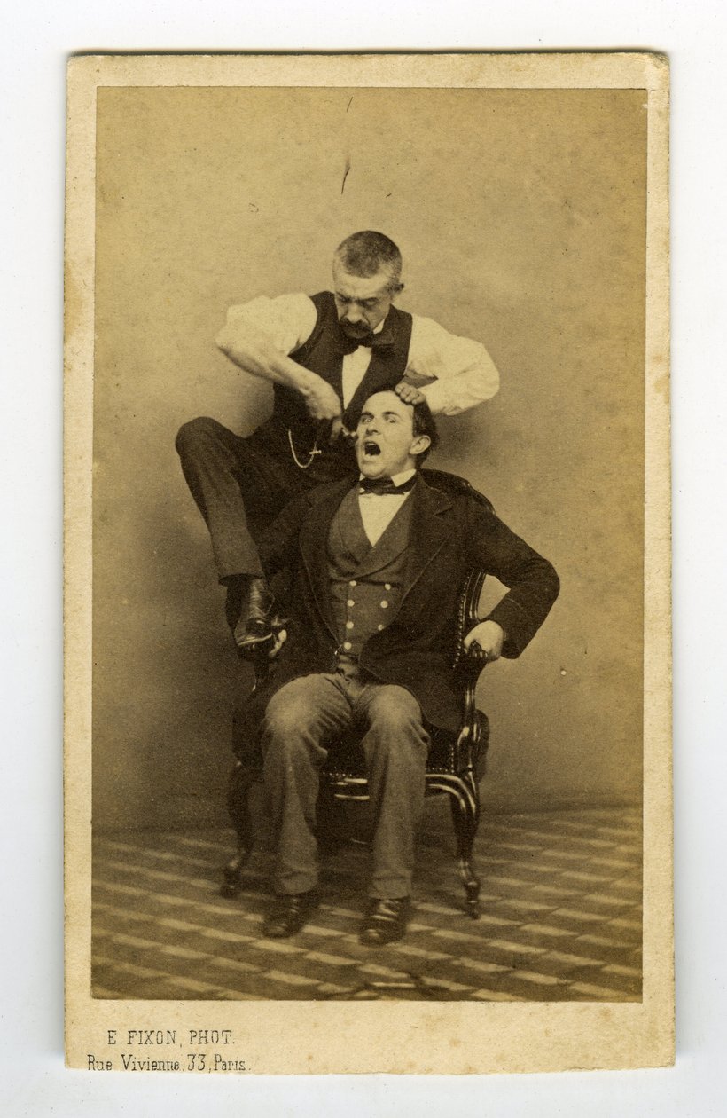 Francia, fotografia professionale di un dentista estrattore di denti da Unknown photographer