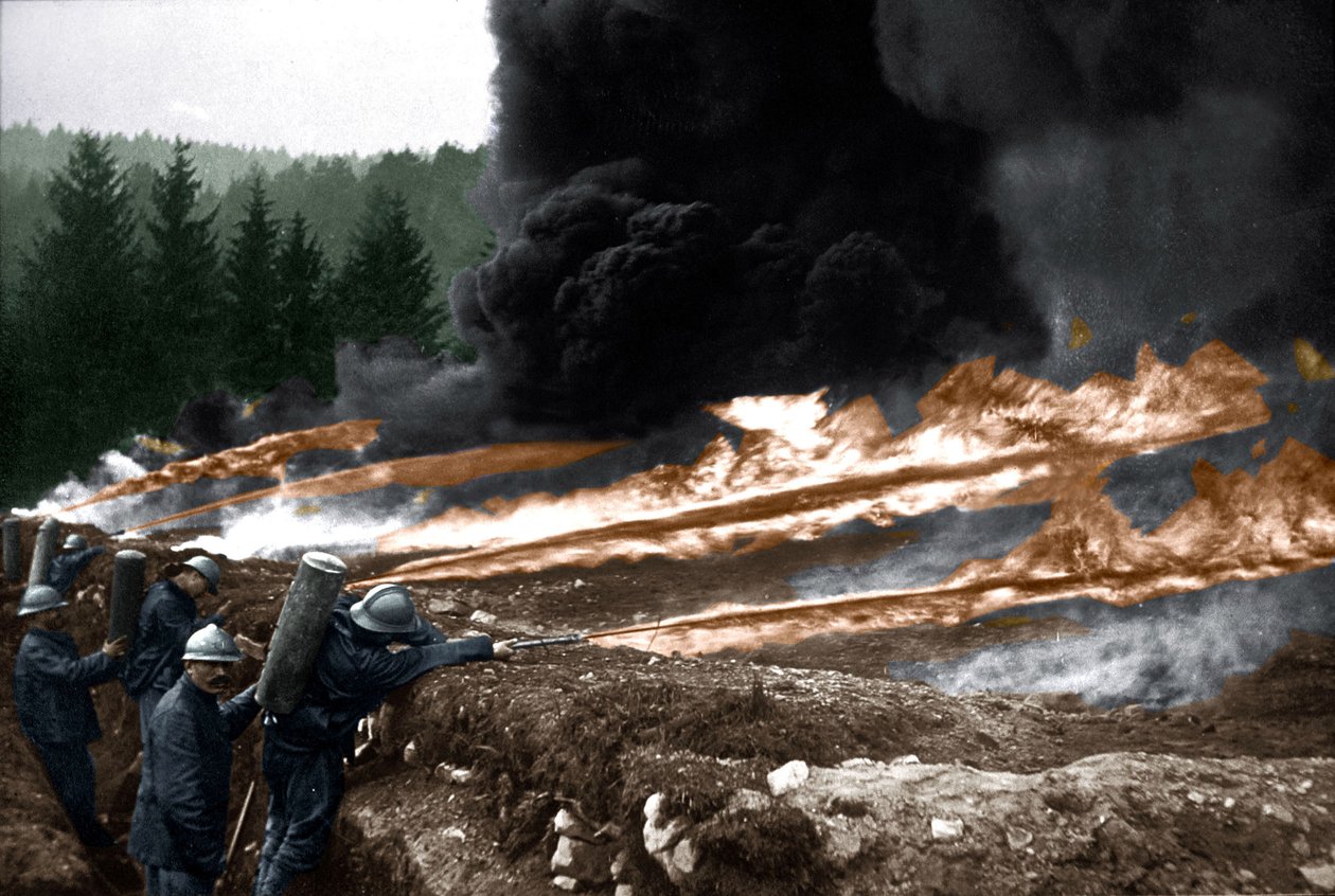 Soldati francesi che usano lanciafiamme dalle trincee, Chemin des Dames da Unknown photographer