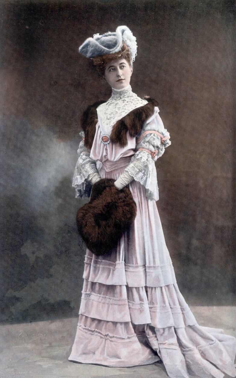 Comica francese Gabrielle Dorziat (1880-1979) foto di Reutlinger dal giornale francese "Le Theatre" settembre 1905 da Unknown photographer