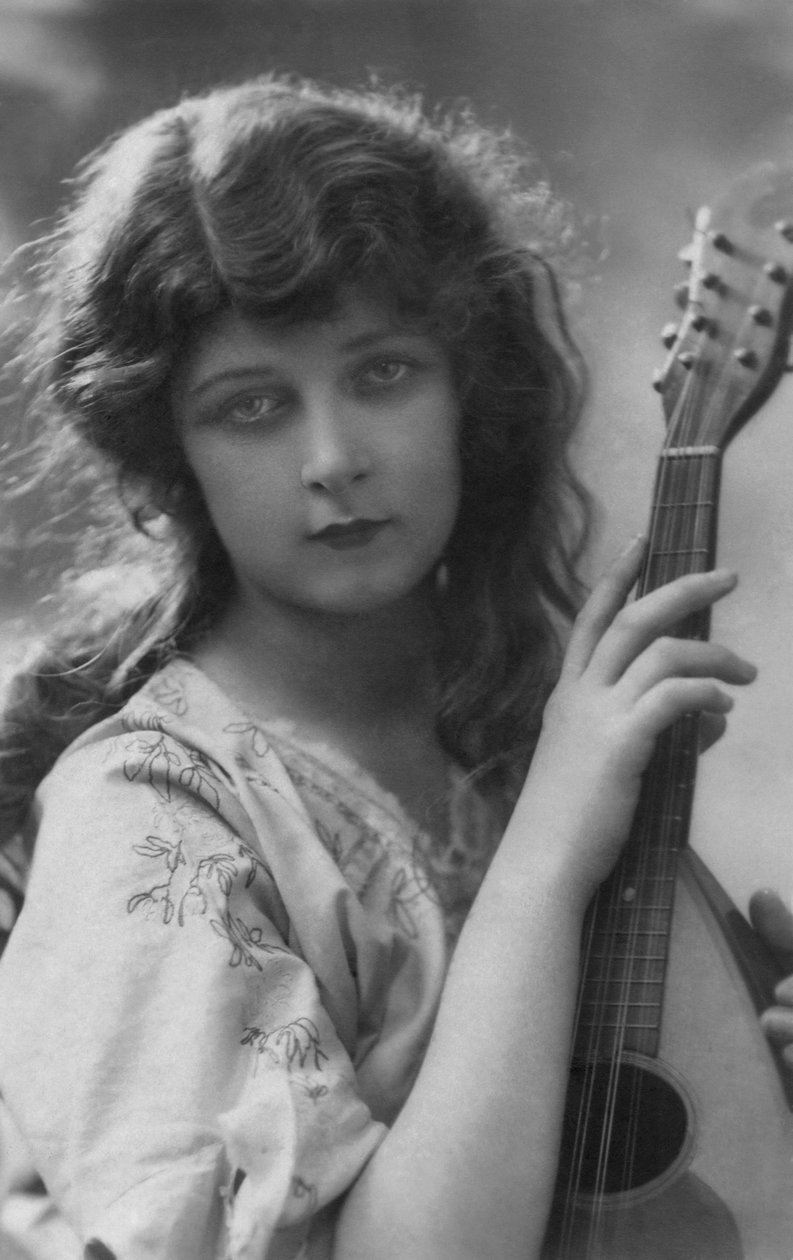 Cartolina francese di bella donna giovane con mandolino alla napoletana, 1912 ca. da Unknown photographer