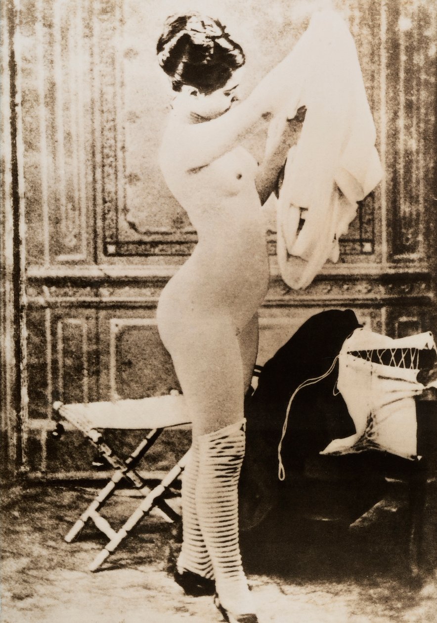 Ritratto a figura intera di una giovane donna che si veste da Unknown photographer