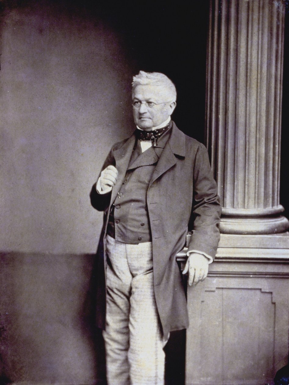 Ritratto a figura intera del politico francese Adolphe Thiers in abiti eleganti del XIX secolo da Unknown photographer