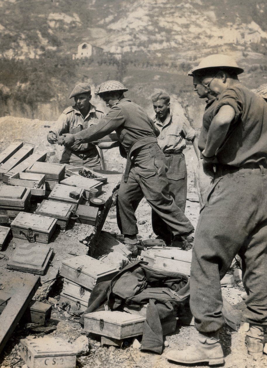 Mine tedesche sollevate dai genieri della sesta divisione corazzata sudafricana mentre liberano l