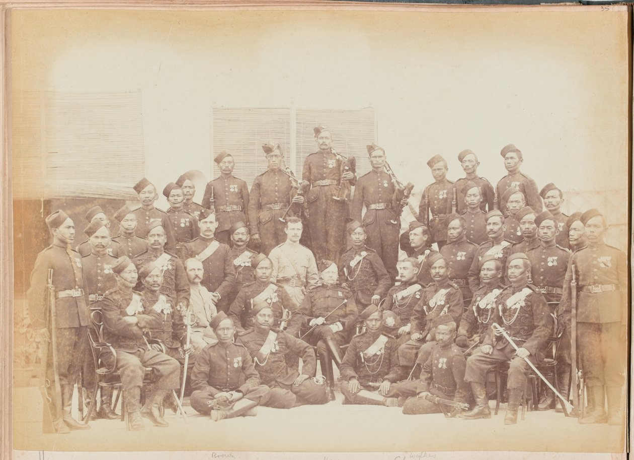 Sottufficiali e Fucilieri Gurkha del 4º Reggimento Gurkha (Fucilieri) da Unknown photographer
