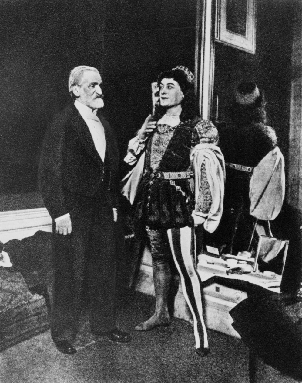 Giuseppe Verdi e Victor Maurel (in Iago) nel febbraio 1887 alla Scala di Milano dopo la prima di Otello da Unknown photographer