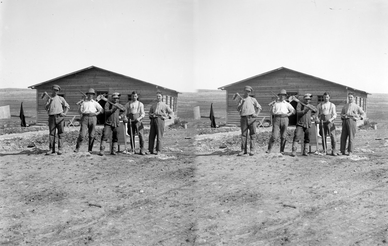 Ritratto di gruppo di coloni ebrei in un kibbutz in Palestina. 1923 ca. da Unknown photographer